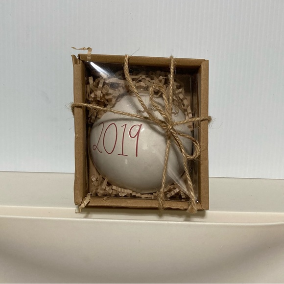 Rae Dunn 2019 Christmas Ornament Collectable Round Red & White 2019 NEW 4" x 4" - Picture 8 of 8